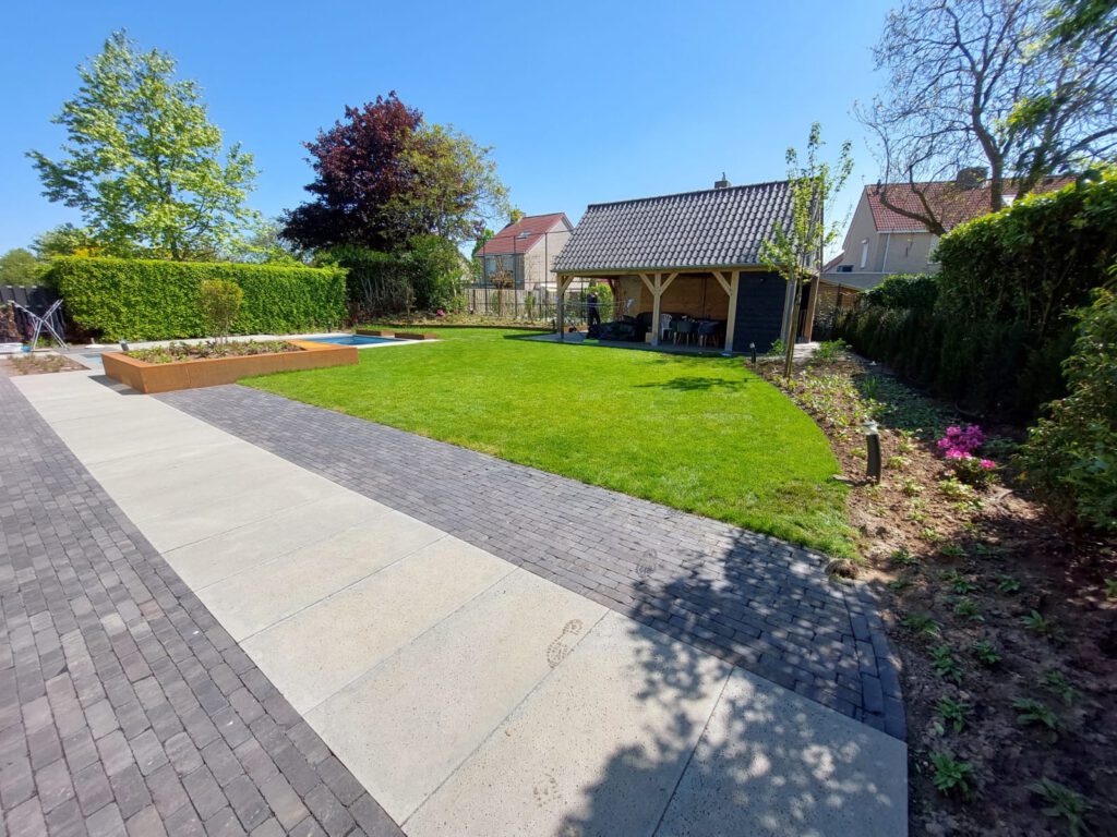 Tuin gerenoveerd Nijssen grondverzet Limburg